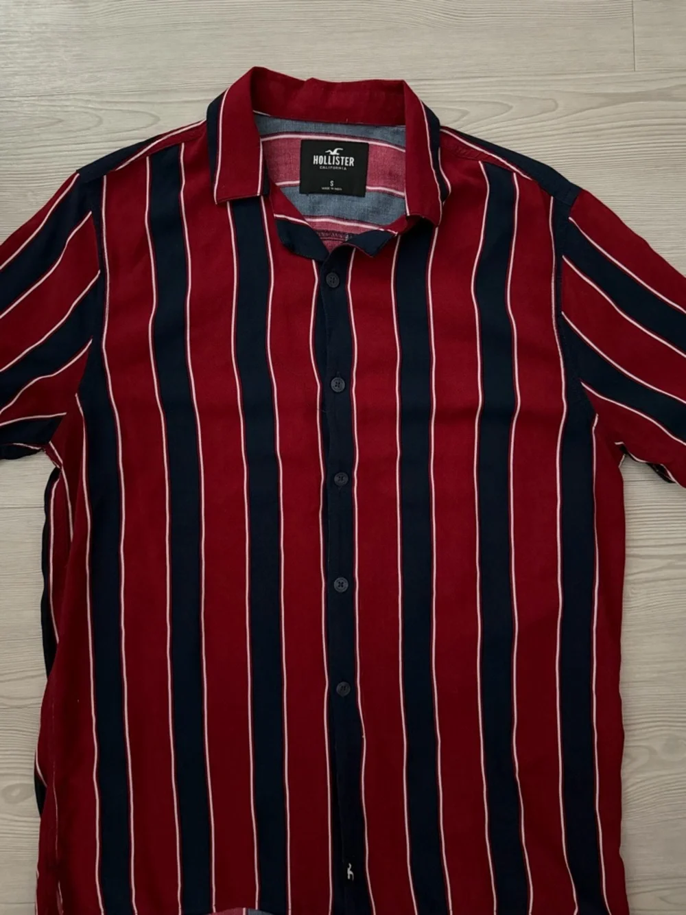 Bundle of 2 Hollister Men’s Button-Down Shirts - Picture 2 of 7